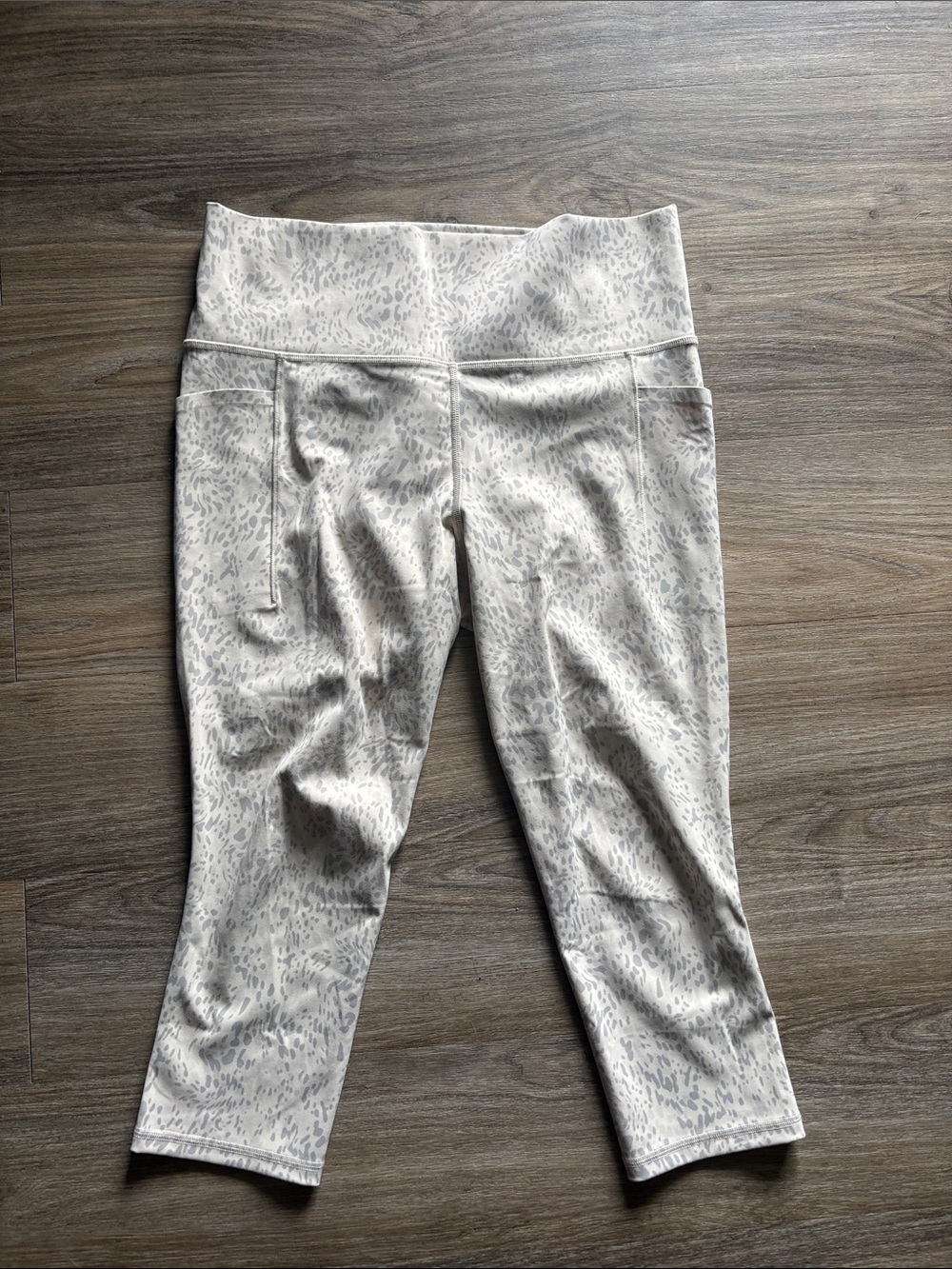 Athleta Salutation Stash Pocket II Print Capri Size Large